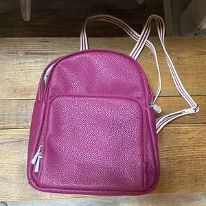 Mini backpack, 2 pockets. Size: Mini Color: Magenta Brand: Jewell by Thirty One